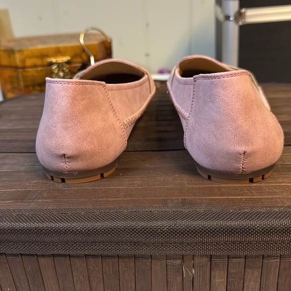 Rose slip ons!! NWOB Never worn. Size 8
Trendy house slippers - Picture 4 of 9